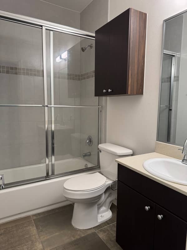 Second bathroom with tub