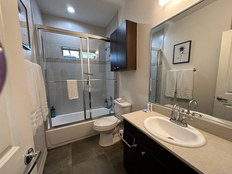 Second bathroom with tub